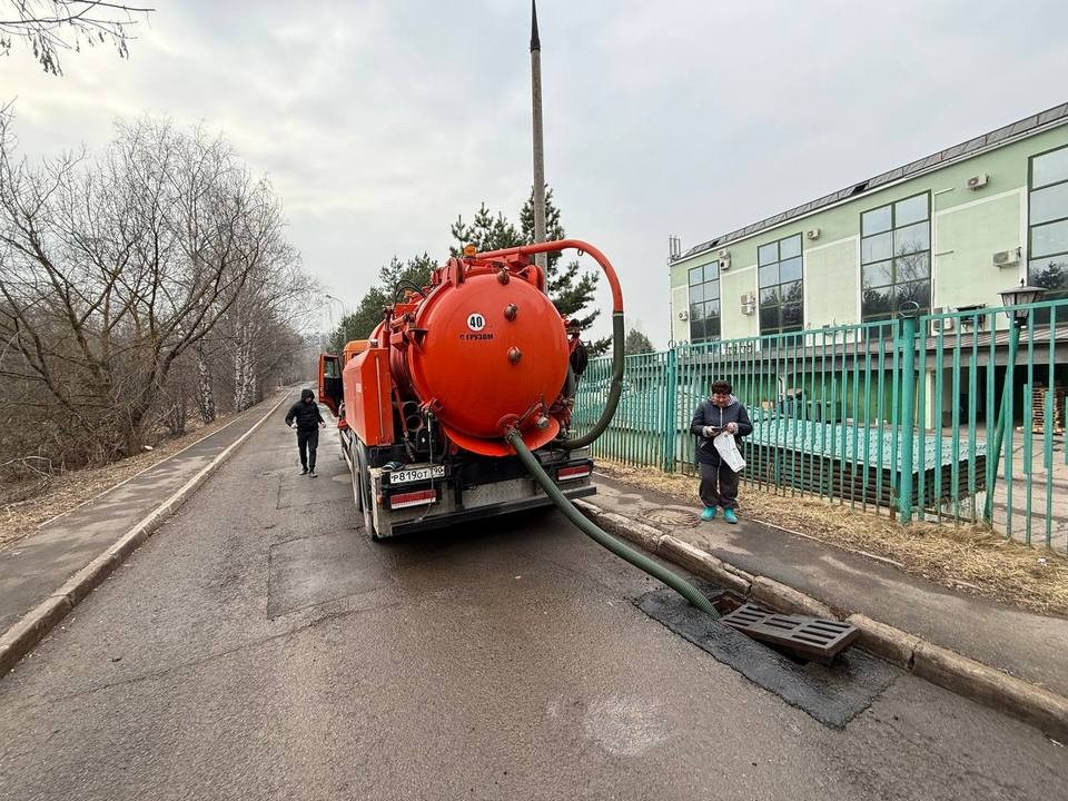 Виноградовцы с экологами задержали водителя машины, сливающего глину в ливневку