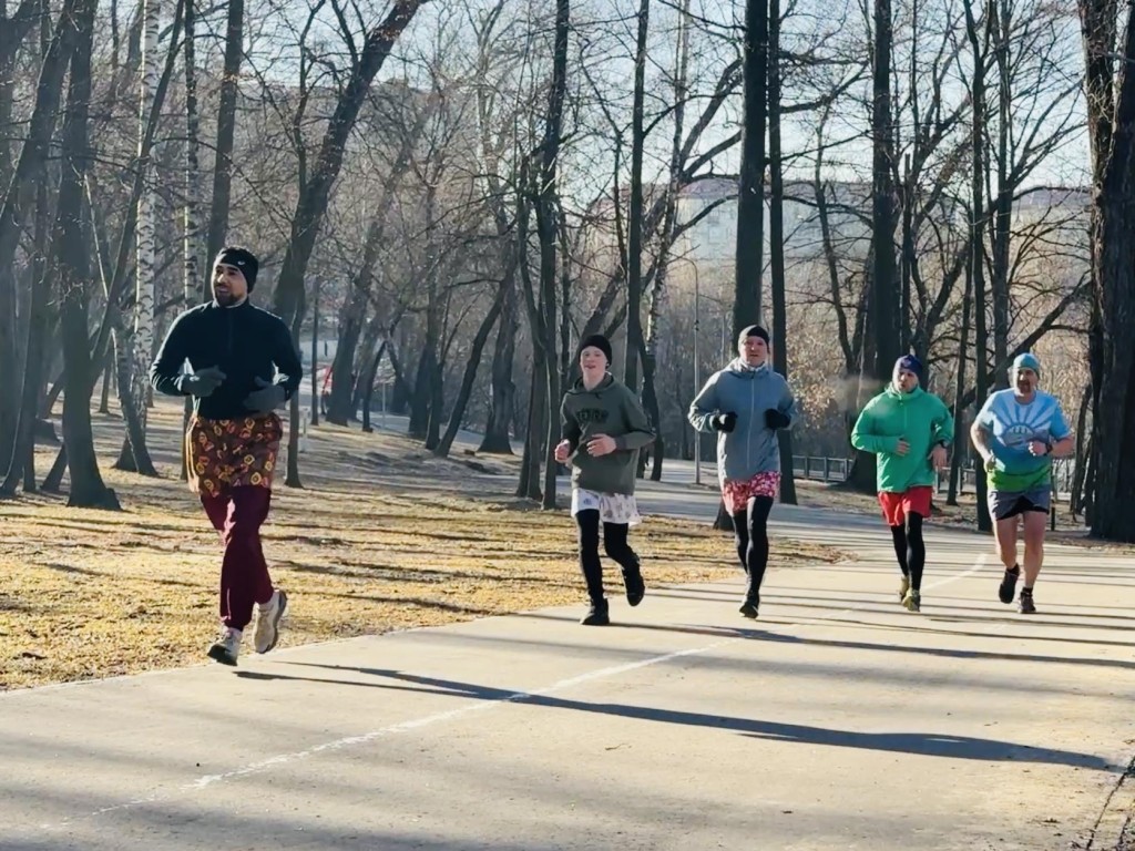 В Раменском мужчины пробежали марафон в семейных трусах в честь женщин