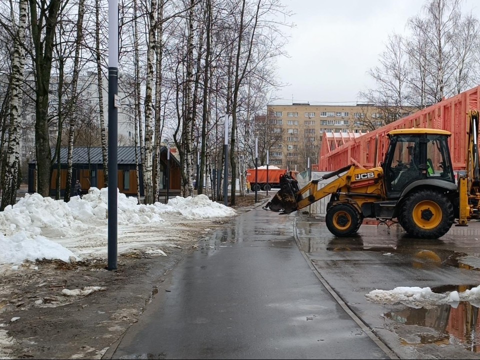 В Центральном парке Лобни начали уборку после зимы