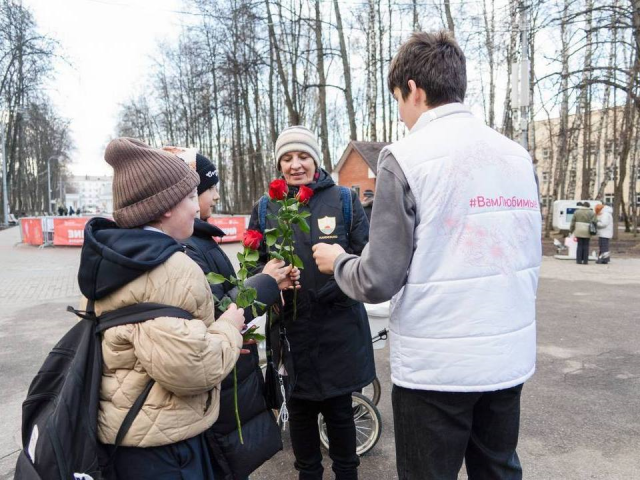 Жительницы Королева получили на улице цветы от незнакомцев