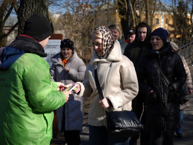 Женщинам на 8 Марта вручали подарки в парке Чехова