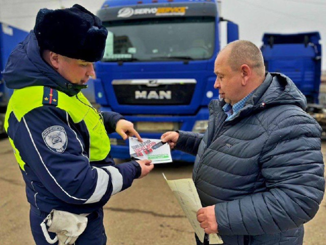 В Красногорске проверили дальнобойщиков на использование ремней безопасности