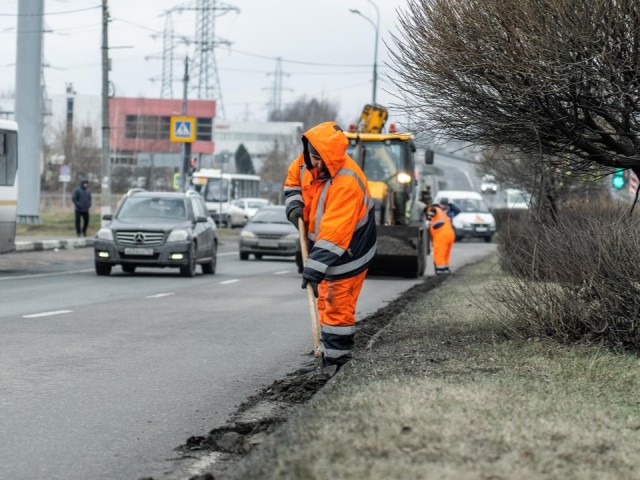 На дорогах в деревнях Хлябово и Драчево обновили знаки и убрали мусор