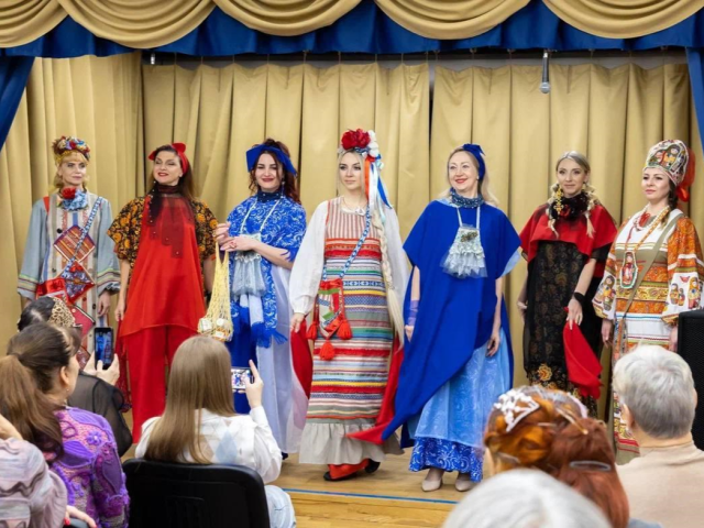 Советский шик и царскую роскошь показали на мастер-классе по истории моды в Королеве