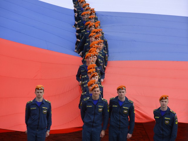 Огромный триколор развернут жители Мытищ в честь воссоединения России и Крыма