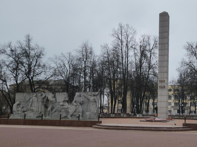К Дню Победы у монумента на площади Славы обновят покрытие и освещение