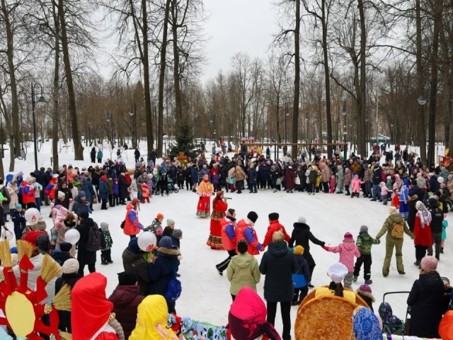 Жителей Лобни порадуют песнями и угостят блинами в Центральном парке