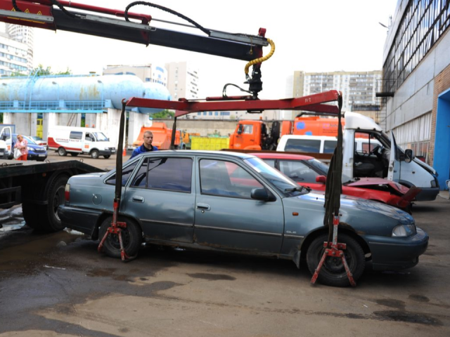 Десяток автомобилей уберут на спецстоянку, если не объявятся хозяева