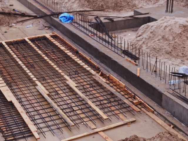 Очевидцы сообщили, что стройку ТЦ на Новом бульваре в Долгопрудном приостановили