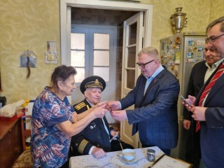 Представительница поколения «детей войны» получила медаль от депутата Мособлдумы