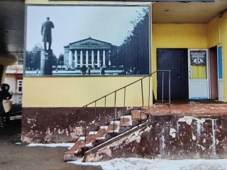 Со стены заведения общепита убрали плакат с ученым Жуковским после жалобы жителей