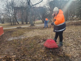 Дороги и газоны на бульваре Алябьева в Пущине очистили от сора после зимы