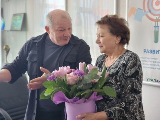 На химзаводе в Воскресенске поздравили с юбилеем одну из старейших сотрудниц