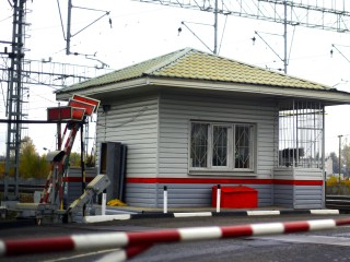 Нетрезвый дежурный создал пробку на ж/д переезде возле станции «Пионерская»
