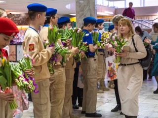 В Реутове вручили тысячу букетов женщинам