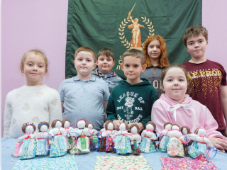 В Лыткарине семьи бойцов СВО создали куклы-обереги на мастер-классе