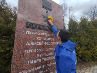 Волонтеры привели в порядок мемориал герою ВОВ
