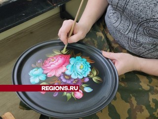 Инженер из Мытищ оставила свою работу, чтобы расписывать подносы