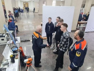 Подмосковная аварийно-восстановительная служба привлекла студентов торфом