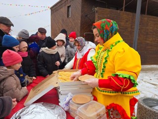Более 2 тысяч блинов съели ореховозуевцы во время народных гуляний