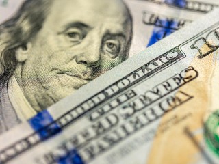 ЦБ понизил курс доллара почти на три рубля