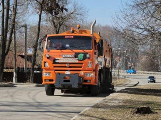Дороги и автобусные остановки в Луховицах очищают от мусора после зимы
