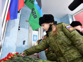 Память бойца с позывным «Физрук» увековечили в его родной школе в Некрасовском