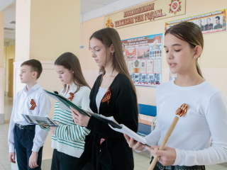 В лыткаринской школе № 2 открыли фотовыставку, посвященную городам-героям