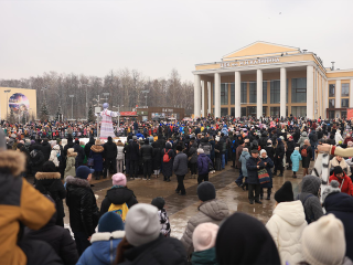 Жители Королева устроили масштабное прощание с зимой с театральными представлениями и блинными шоу