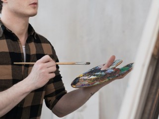 Житель Фрязина открыл бизнес на юмористических портретах тещи