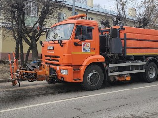 В Серпухове на городские улицы вышла спецтехника для влажной уборки
