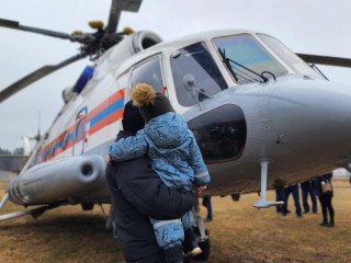 Детям рузской деревни показали вертолет Ми-8 на местном стадионе