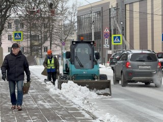 Коммунальщики вышли на борьбу с мартовским снегом в Солнечногорске