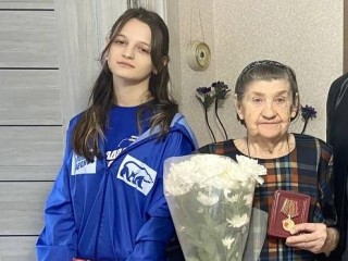 Молодежные активисты вручили можайским ветеранам юбилейные медали Победы
