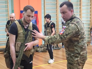 Учебные модели оружия и навыки выживания: что изучают на занятиях по довоенной подготовке в Долгопрудном