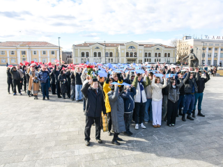 Полтысячи человек выстроились в карту Крыма на Советской площади в Дмитрове