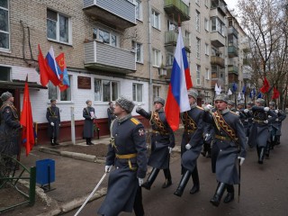 Мемориальную доску участнику СВО Сергею Трускову открыли в Балашихе