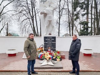 Вечный огонь в подмосковных Электроуглях едва не погас из-за ветра и мусора