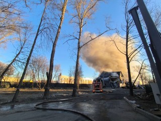 «Дым был в полнеба»: пожарные ликвидировали возгорание на складе в Реутове