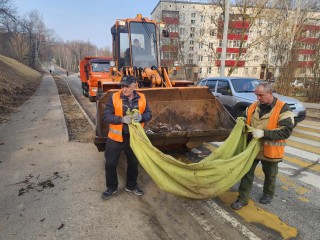 Коммунальщики убрали песок, грязь и прошлогодние листья на Парковой в Пущине