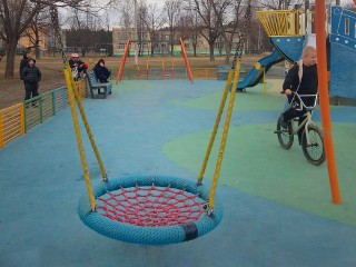В Мишеронском отремонтировали качели на детской площадке