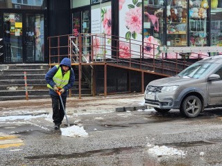 Коммунальщики расчистили от снега дворы на Дзержинского