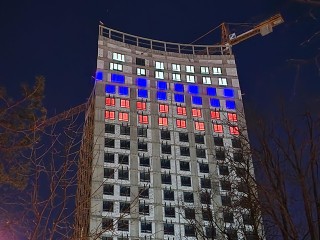 Шесть этажей будущей многоэтажки в Пушкино вспыхнули огнями российского триколора