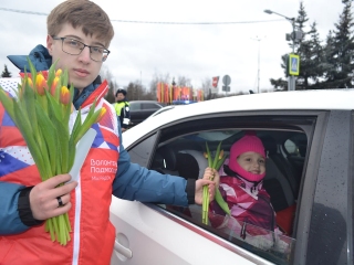 Волонтеры и полицейские в Чехове вручили цветы женщинам за рулем