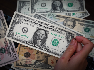 Курс доллара понизили почти на 1₽