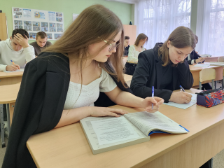 Почти 100% выпускников Московской области написали итоговое сочинение