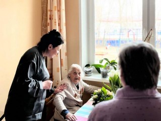 Жительницу Лобни, ветерана Анну Чуняеву поздравили с 95-летием