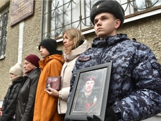 Мемориальную доску участнику СВО Александру Кирину открыли в Балашихе