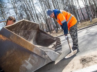 Воскресенские коммунальщики начали весеннюю уборку на дорогах и тротуарах