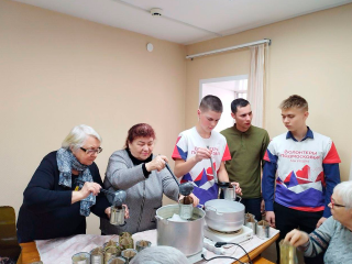 В Зарайске пенсионеры и молодежь объединились для помощи фронту